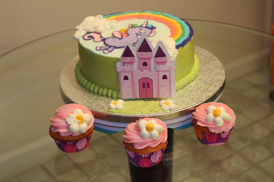 Side angle showing the castle topper and the piped border around the base